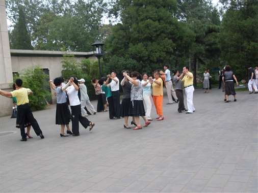 Dansen in het park bij de Tempel van de Hemel