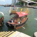 Varen met een sampan door de haven