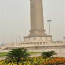 Een grote granieten obelisk, het Monument voor de Volkshelden