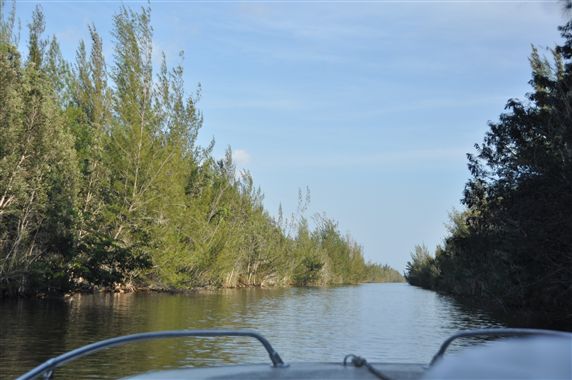 Met speedbootjes naar het volgende verblijf
