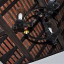 Tijdens de lunch zagen we de 'uitbundige' kerstversiering aan een lamp