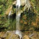 Zwemmen in een waterval in de buurt van het hotel
