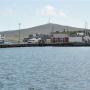 De haven van Lerwick, de zendmast in het midden staat op het eiland Bressay