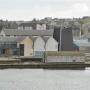 Blik op het Shetland Museum vanaf de ferry