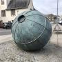 Sculptuur 'Da Lightsome Buoy' in de haven van Lerwick