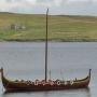 Een vikingschip in de haven. Een dergelijke boot wordt tijdens het Up-Helly-Aa festival in januari in brand gestoken en daarmee naar het Walhalla gezonden