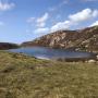 Het Gilsa Water meer tijdens de wandeling op Muckle Roe