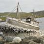 Model van een vissersboot op het Shetland Bus monument in Scalloway
