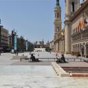 Het enorme Plaza del Pilar in Zaragoza gezien van oost naar west