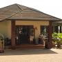 Ingang van de Acacia Farm Lodge in Karatu