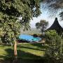 Uitzicht vanuit onze kamer op het zwembad en het Manyara Meer