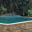 Het zwembad bij de Moivaro Lodge