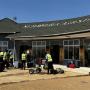 De bagage staat klaar om naar het vliegtuig te worden gebracht
