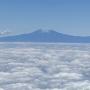 De Kilimanjaro, de hoogste berg van Afrika, gezien vanuit het vliegtuig