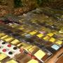 Tafel met allemaal kruiden in zakjes