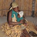 Moeder met kind bezig met vlechtwerk