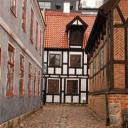 Blik op het Wahlbom huis met links het Ystad huis en rechts het Berling huis