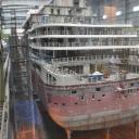 Schip in aanbouw in één van de enorme productiehallen