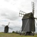Drie van de vele houten molens die op Öland zijn te vinden